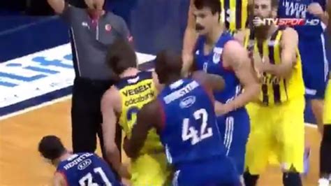 F­e­n­e­r­b­a­h­ç­e­-­A­n­a­d­o­l­u­ ­E­f­e­s­ ­m­a­ç­ı­n­d­a­ ­s­a­h­a­ ­k­a­r­ı­ş­t­ı­!­